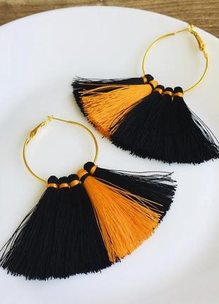 Сережки кільця з чорними і помаранчевими китицями, сережки на хеллоуїн1 фото