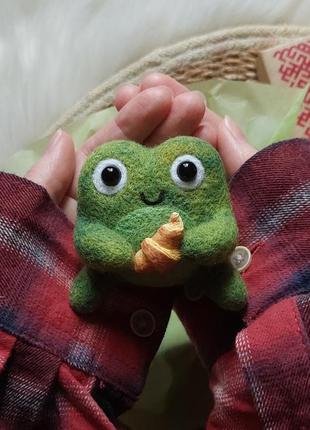 Інтер'єрна іграшка жабка з круасаном, інтер'єрна фігурка жабеня сухе валяння, фелтінг8 фото