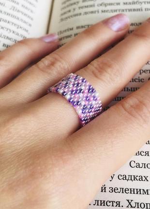 Мозаичное плетеное кольцо из японского бисера в сиреневых тонах8 фото