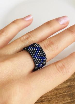 Широкое черное плетеное кольцо из японского бисера с синим узором