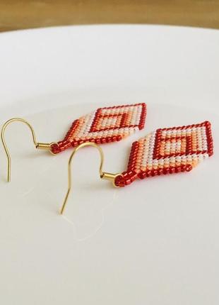 Червоні бісерні сережки ромби з геометричним візерунком, сережки з бісеру7 фото
