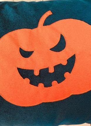 Синяя декоративная подушка на хэллоуин в гостиную с аппликацией тыквы3 фото