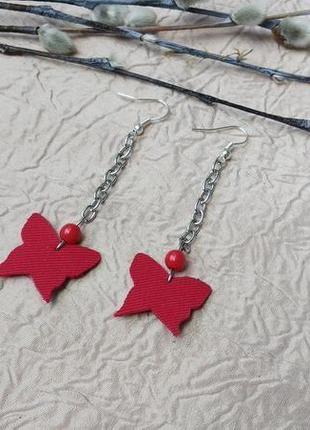 Червоні сережки-метелики на ланцюжку1 фото