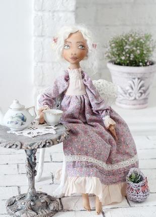 Текстильна лялька в бузковому платті