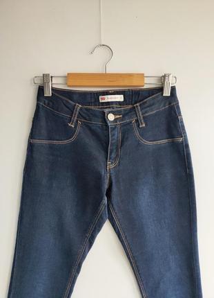 Зауженные джинсы скинни темно-синие levis 7105 фото