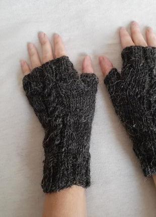 Перчатки митенки из шерсти черно-серые вязаные спицами короткие варежки без пальцев на зиму
