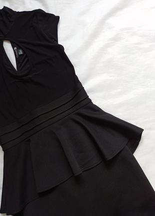 Черное платье по фигуре с баской р. s3 фото