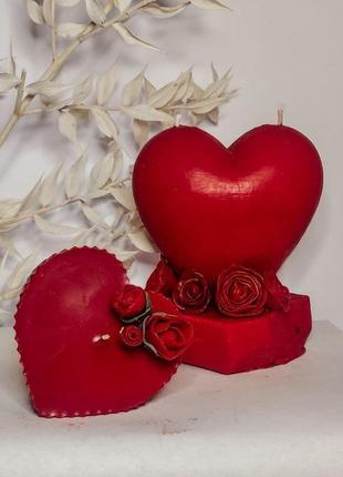 Свеча "love is..."  в форме сердца на пьедестале с декором3 фото
