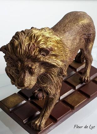 Шоколадный лев на плитке бельгийского шоколада1 фото
