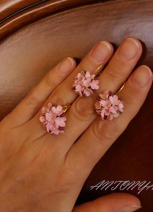 Комплект кільце та сережки з мініатюрними рожевими квітами1 фото