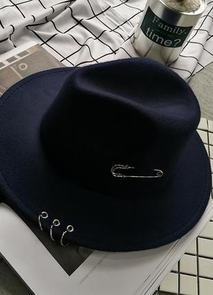 Шляпа унисекс фетровая федора с устойчивыми полями и металлическим декором темно-синяя
