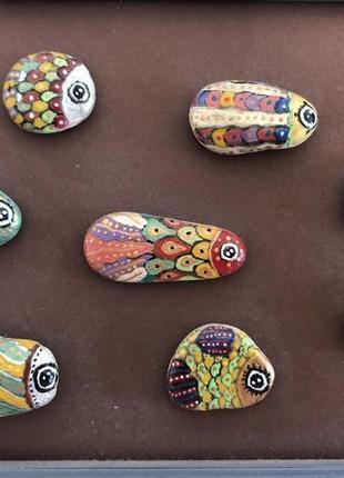 «стайка рыбок». декоративное панно из расписанной гальки