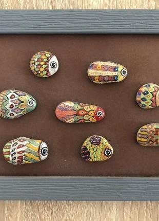 «стайка рыбок». декоративное панно из расписанной гальки