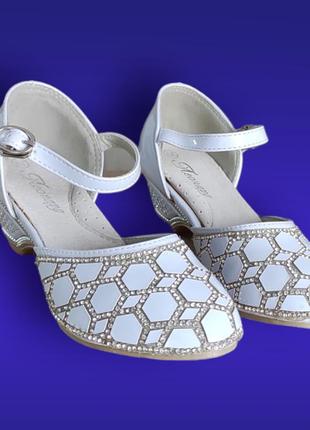 Маломер, узкие белые голубые туфли лаковые на каблуке стразы для девочки под платье1 фото