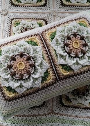 Красивая вязаная подушка с цветами10 фото