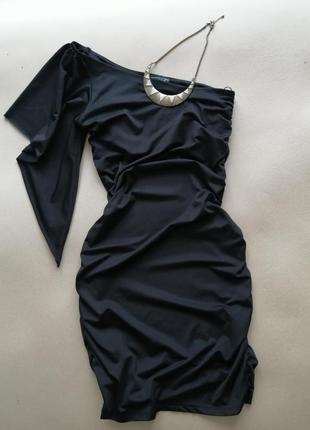 Маленькое черное платье на плечо1 фото