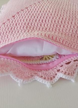 В'язана гачком декоративна диванна подушка, рожева подушка з ромашками.6 фото