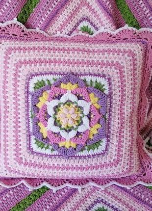 В'язана гачком декоративна рожева подушка з квіткою.1 фото