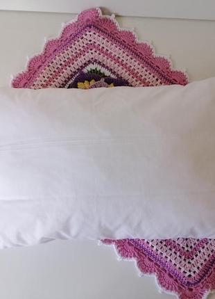 Прямокутна в'язана гачком декоративна подушка рожевого кольору3 фото