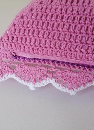 Прямокутна в'язана гачком декоративна подушка рожевого кольору4 фото