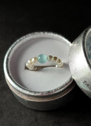 Каблучка-кільце зі штучними перлами на резинці з натуральним блакитним каменем "котяче око"