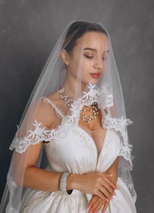 Весільна фата з іспанським мереживом для нареченої, закріплена на гребінці.7 фото