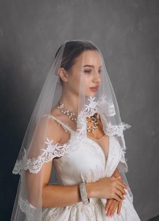 Весільна фата з іспанським мереживом для нареченої, закріплена на гребінці.4 фото