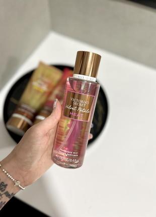 Спрей для тіла velvet petals heat victoria’s secret