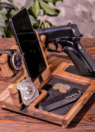 Подставка-органайзер для телефона часов пистолета из дерева орех на подарок капитану полиции4 фото