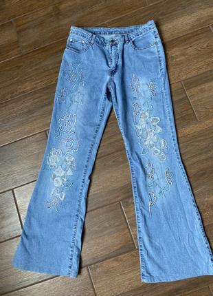 Клешные легкие эластичные джинсы gr collection светло-голубые с вышивкой1 фото