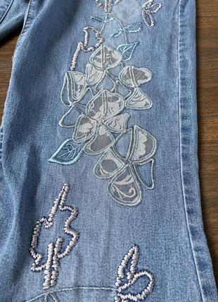 Клешные легкие эластичные джинсы gr collection светло-голубые с вышивкой4 фото
