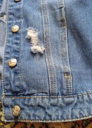 Джинсовая курточка джинсовка из голубого плотного денима прямого кроя с разрезами размера м, s6 фото