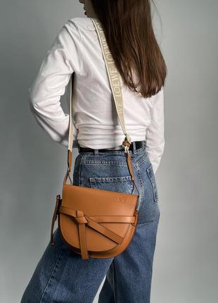 Женская сумка в стиле loewe gate small leather and jacquard shoulder bag brown premium.3 фото