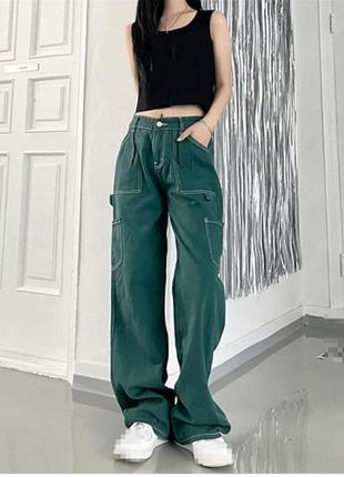 Зеленые широкие джинсы с карманами карго