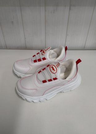 Кросівки підліткові,легенькі,сітка,білі з червоним.с-5565.
розміри:31;32;34;35.
ціна -450грн