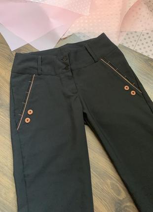 Черные классические брюки штаны с коричневыми карманами размер xs s m