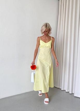Длинное платье с разрезом и регуляторами желтого цвета
