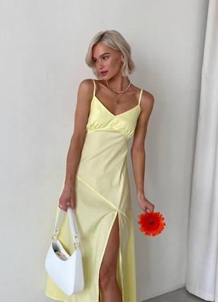 Длинное платье с разрезом и регуляторами желтого цвета10 фото