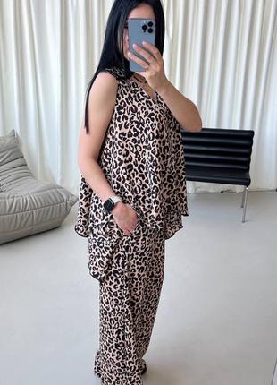 Оригинальный женский леопардовый костюм майка свободного кроя удлиненная и широкие брюки из жатки1 фото