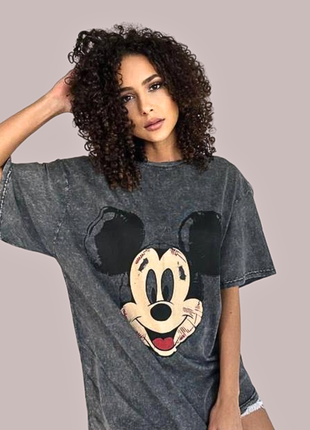 Стиль с микки: футболка oversize с принтом mickey mouse