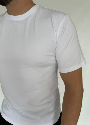 Базовая однотонная футболка, тот вариант, который никогда не будет лишним в гардеробе3 фото