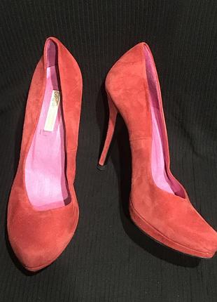 Туфлі на шпильці