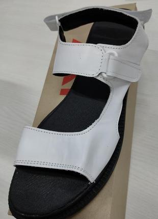 Босоножки женские стильные тренд кожа являются большими размерами до 43