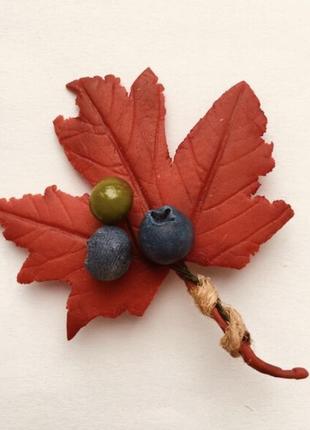 Брошка кленовий лист з ягодами.1 фото