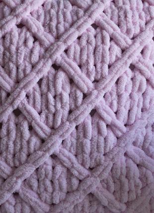 Плюшевая подушка из гипоаллергенной пряжи 45*45 см (розовая)2 фото