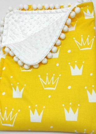 Плед-конверт детский демисезонный с помпонами и белым плюшем minky и100%хлопка жёлтого цвета с белыми коронами