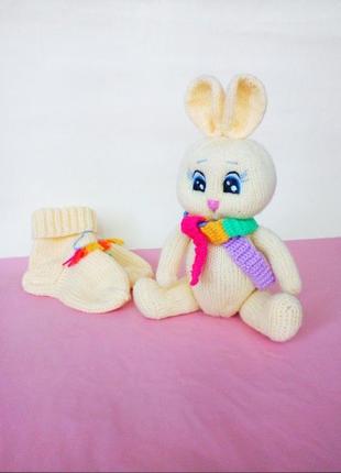 В'язана іграшка зайчик, в'язані дитячі шкарпетки, комплект на подарунок2 фото