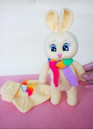 Вязаная игрушка зайчик, вязаные детские носки, комплект на подарок7 фото