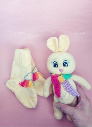 Вязаная игрушка зайчик, вязаные детские носки, комплект на подарок