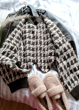 Розкішний об'ємний светр з широкими рукавами